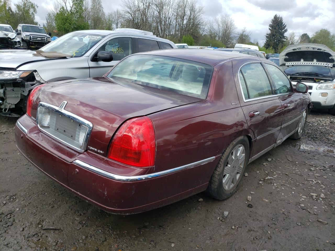 Photo 4 from auction – 2004 LINCOLN TOWN CAR U with VIN 1LNHM83W44Y650958