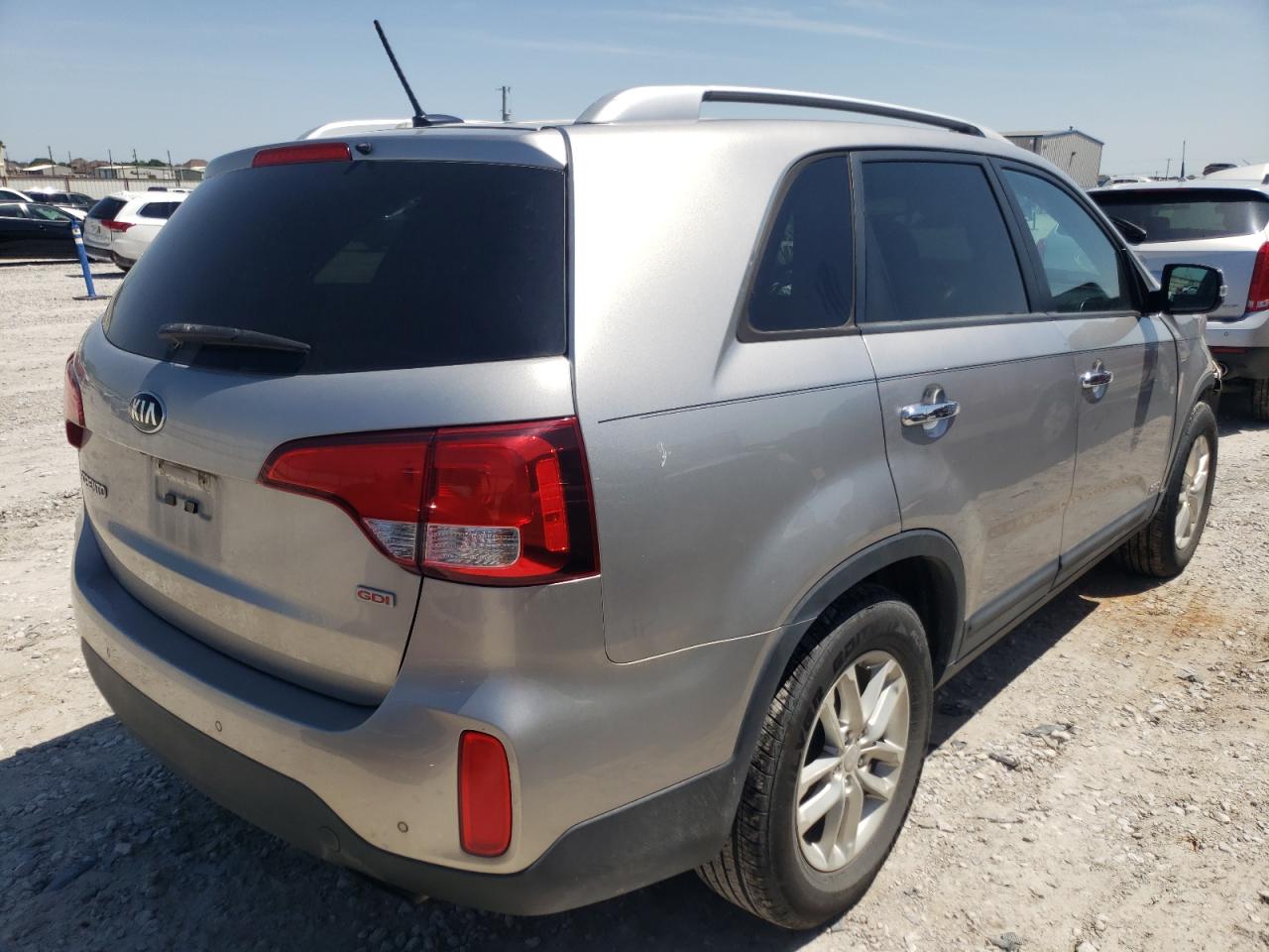 Photo 4 from auction – 2015 KIA SORENTO LX with VIN 5XYKTCA66FG653343