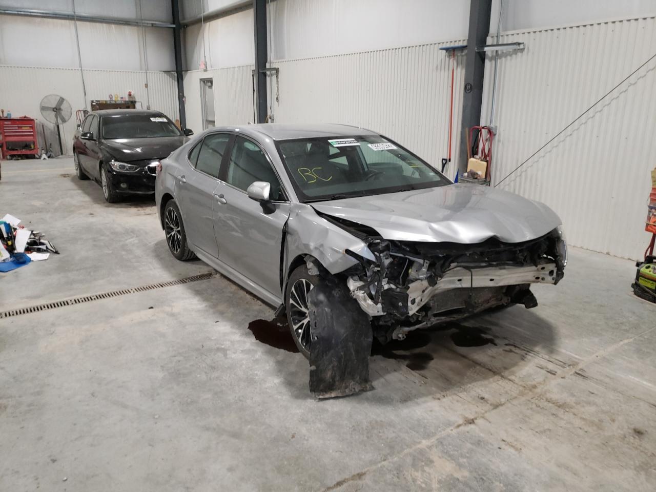 TOYOTA CAMRY SE 2020 with VIN 4T1G11AK2LU932288 - Photo from auction