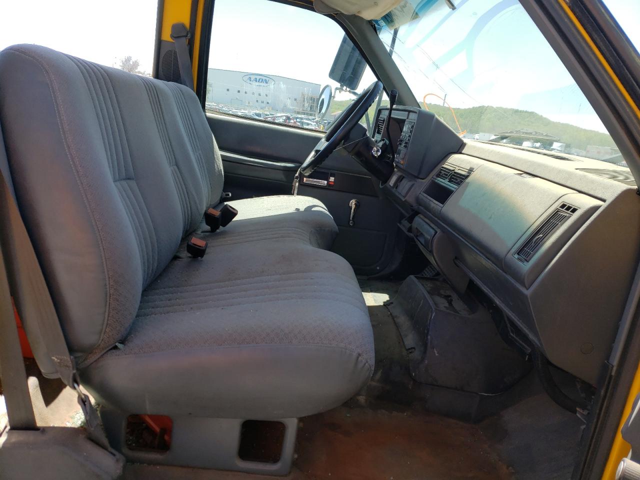 Photo 5 from auction – 2002 GMC C-SERIES C with VIN 1GDJ7H1E52J900703
