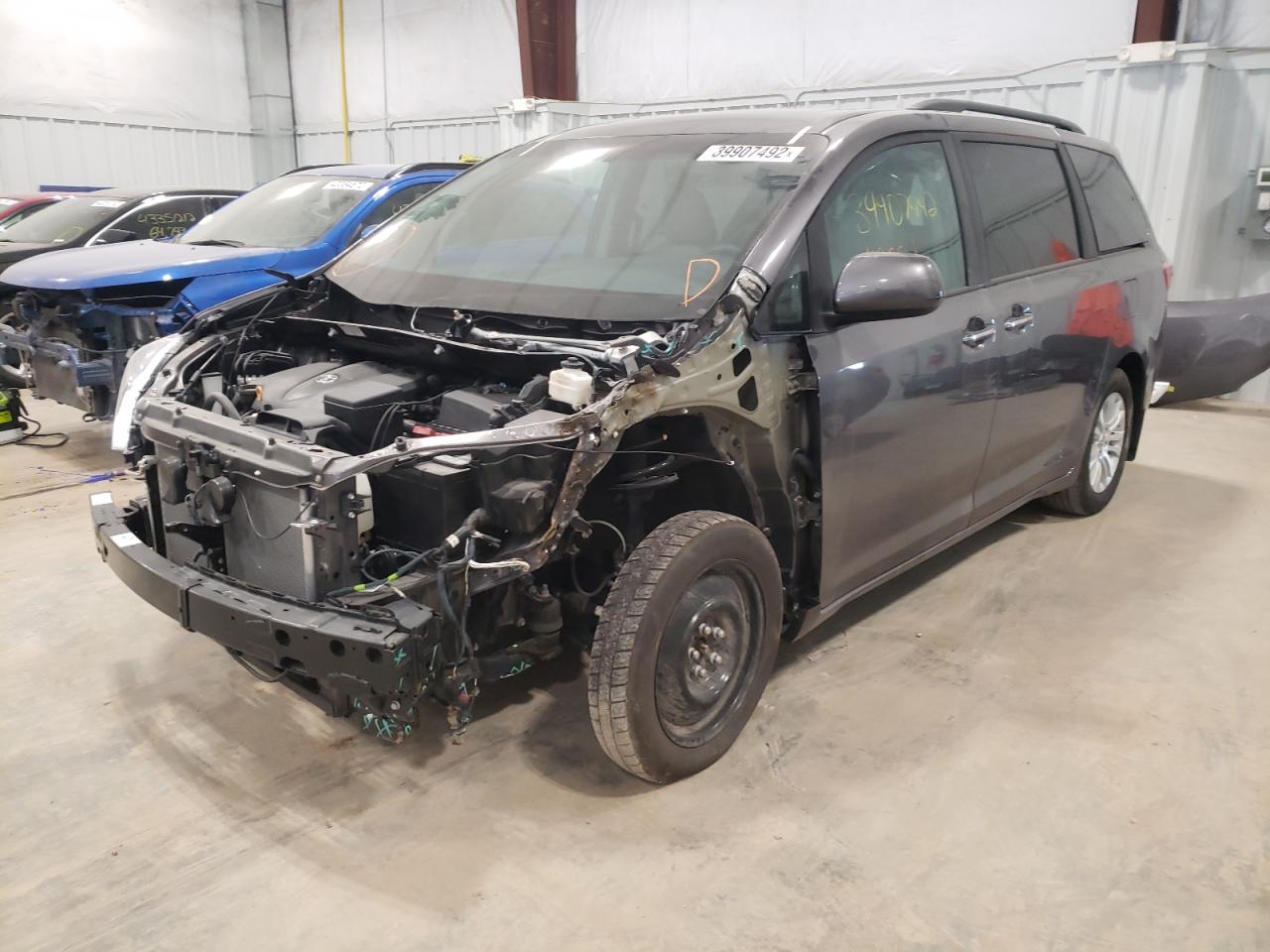 Photo 2 from auction – 2017 TOYOTA SIENNA XLE with VIN 5TDYZ3DCXHS854646