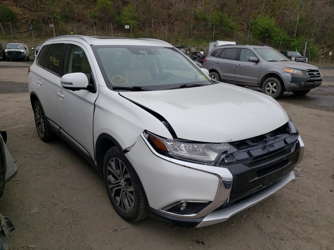 MITSUBISHI OUTLANDER 2018 with VIN JA4AZ3A36JZ010589 - Photo from auction