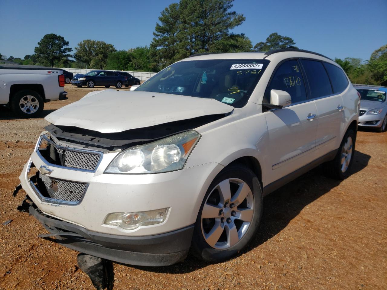 Photo 2 from auction – 2011 CHEVROLET TRAVERSE L with VIN 1GNKRLED5BJ325761