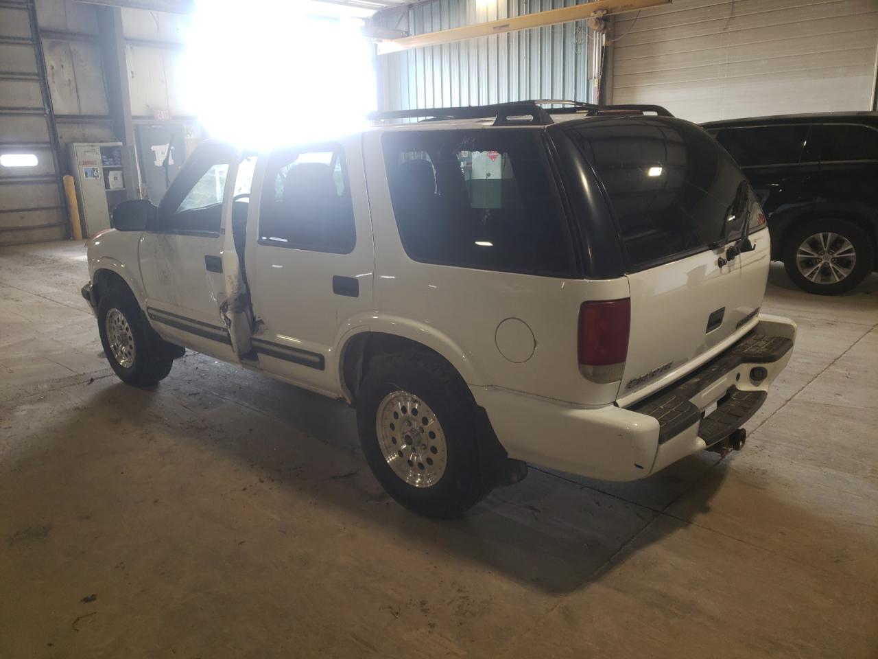 Photo 3 from auction – 2000 CHEVROLET BLAZER with VIN 1GNDT13W1Y2328498
