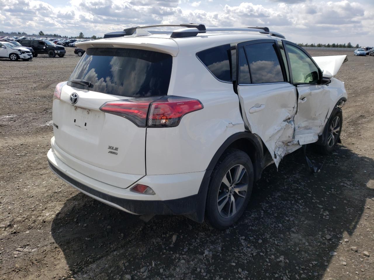 Photo 4 from auction – 2016 TOYOTA RAV4 XLE with VIN JTMRFREV5GJ096047