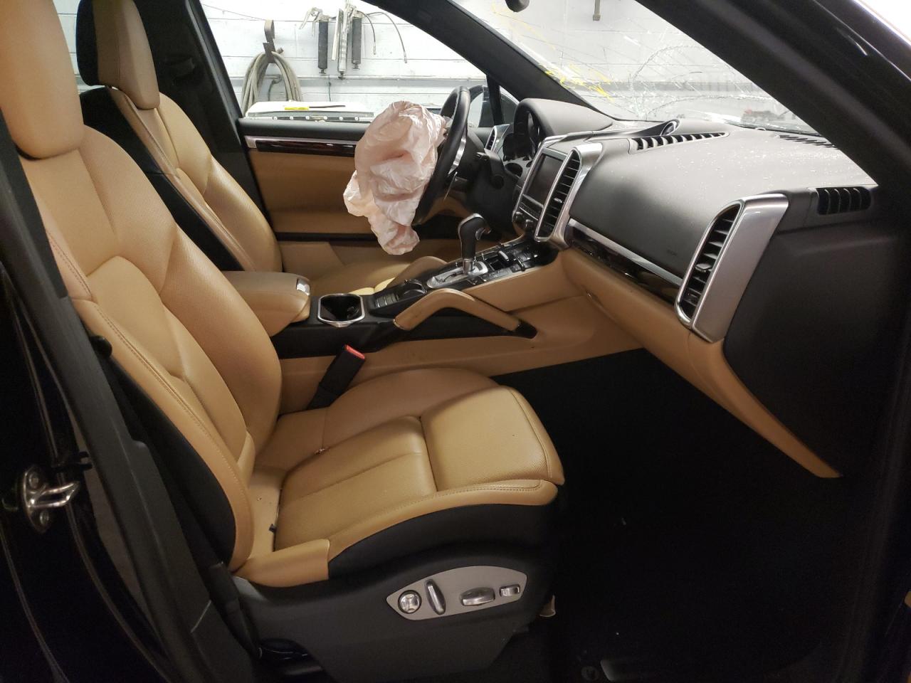 Photo 5 from auction – 2016 PORSCHE CAYENNE with VIN WP1AA2A29GLA04598