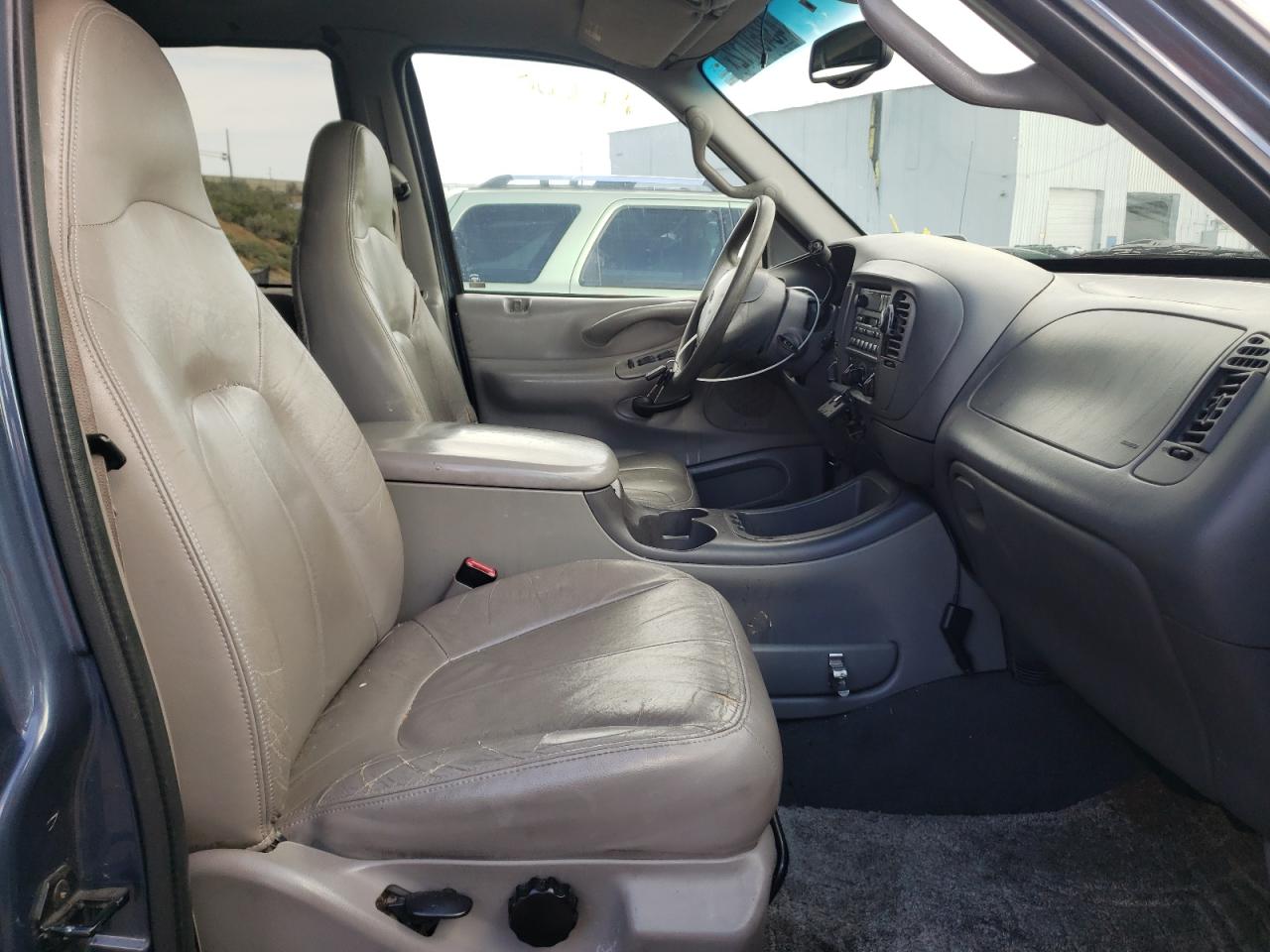 Photo 5 from auction – 2001 FORD EXPEDITION with VIN 1FMRU16W21LA85626