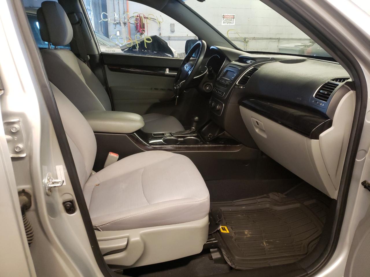 Photo 5 from auction – 2014 KIA SORENTO LX with VIN 5XYKTDA73EG462007