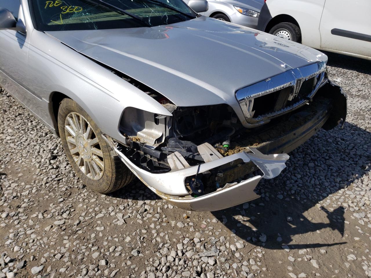Photo 9 from auction – 2004 LINCOLN TOWN CAR U with VIN 1LNHM83W54Y676808