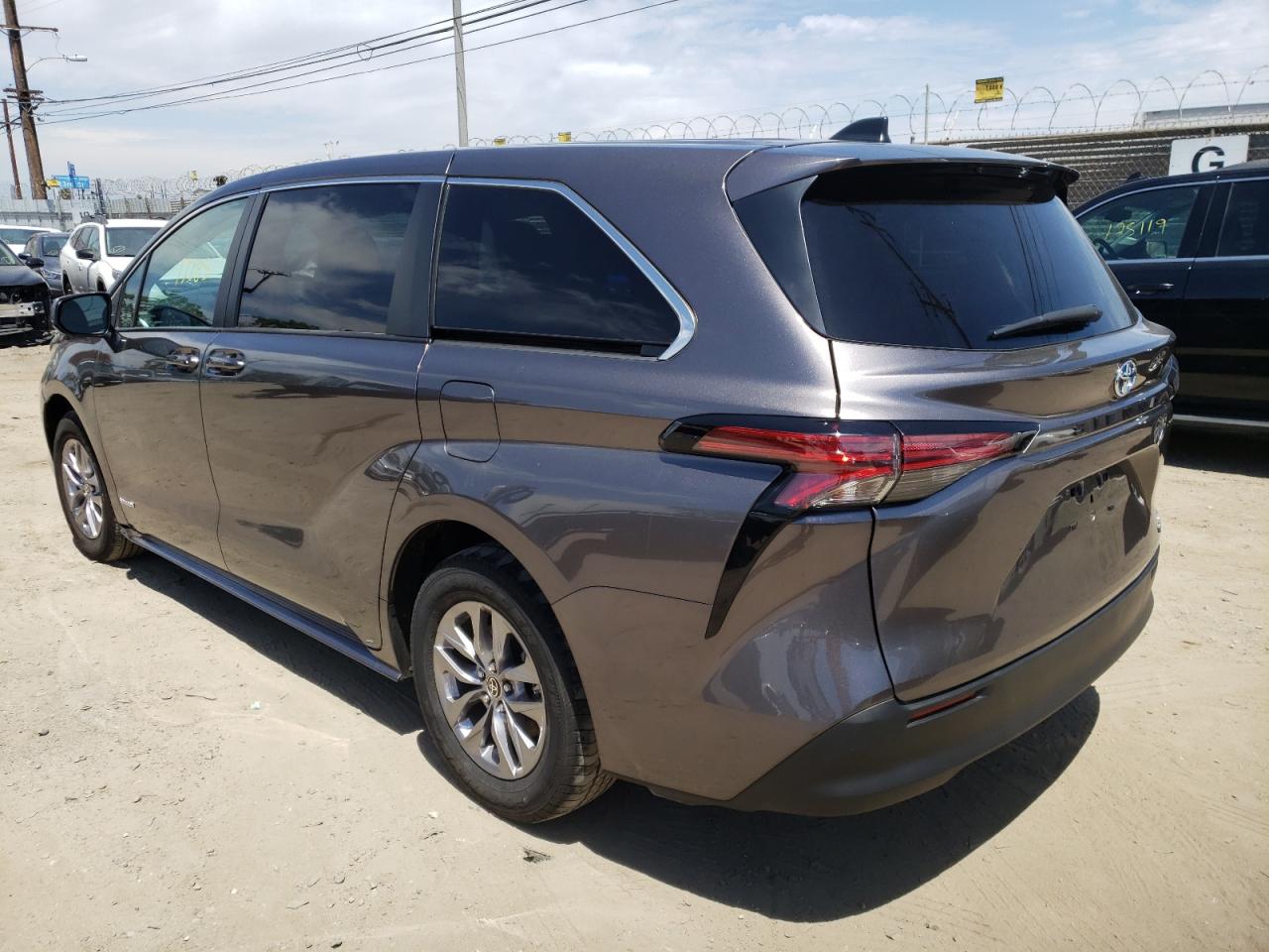 Photo 3 from auction – 2021 TOYOTA SIENNA LE with VIN 5TDKRKEC6MS023850