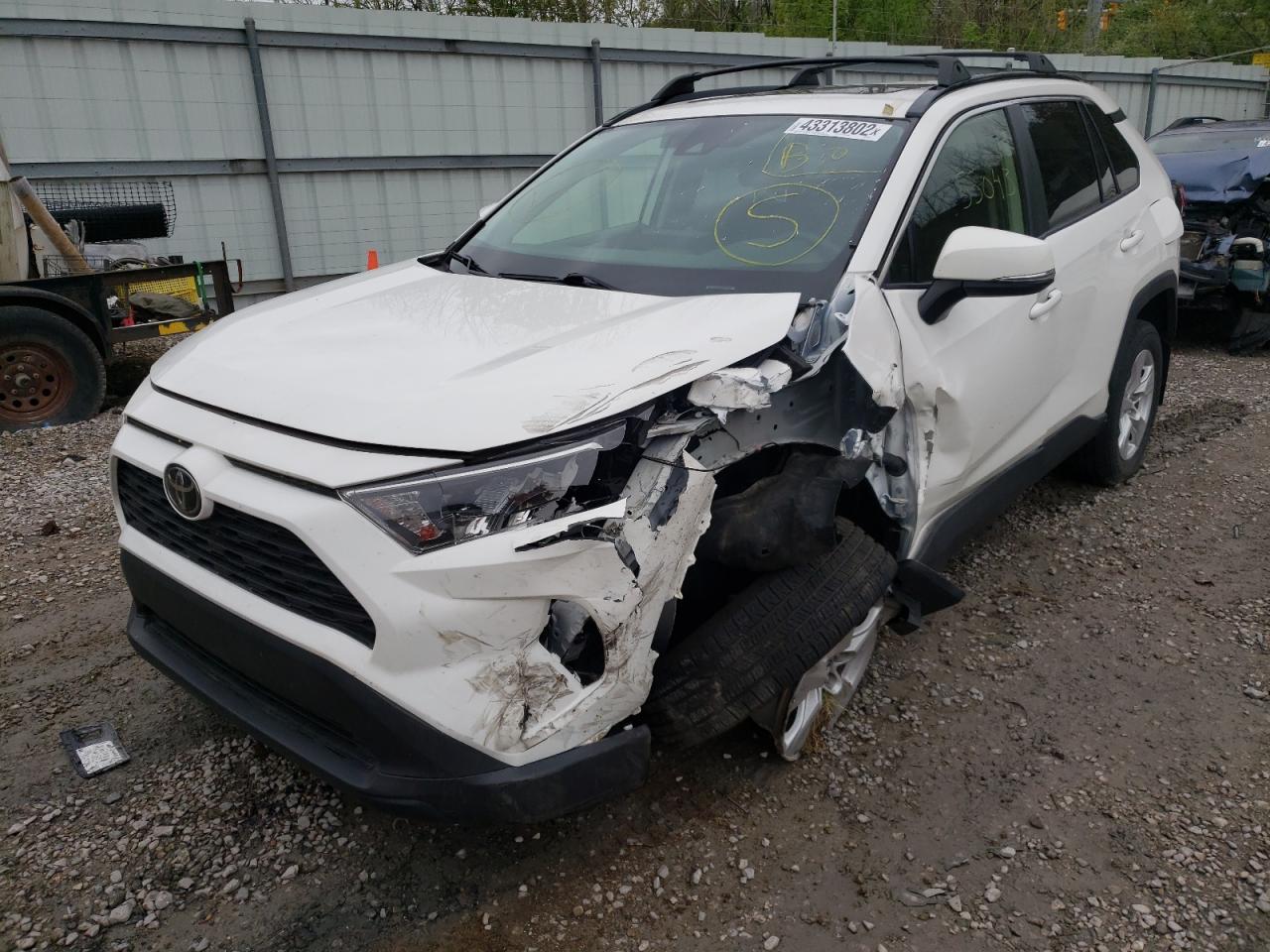 Photo 2 from auction – 2019 TOYOTA RAV4 XLE with VIN JTMP1RFV3KD023240