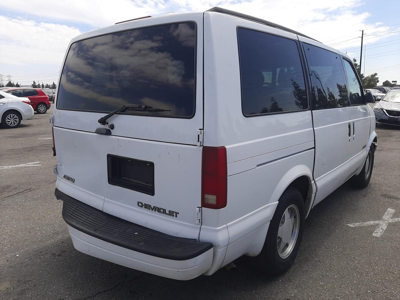 Photo 3 from auction – 2000 CHEVROLET ASTRO with VIN 1GNDM19W9YB212938