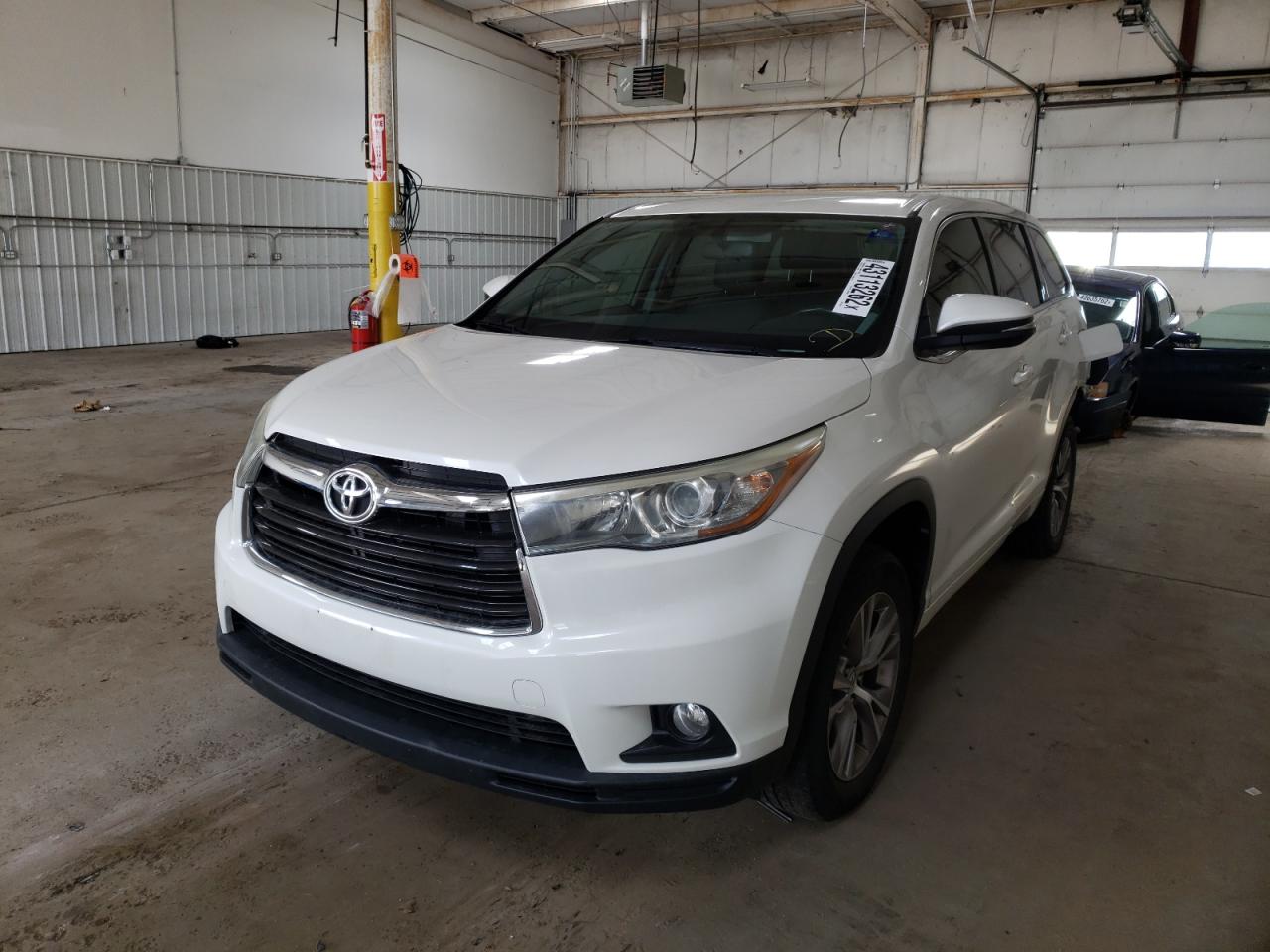 Photo 2 from auction – 2015 TOYOTA HIGHLANDER with VIN 5TDZKRFH8FS090264