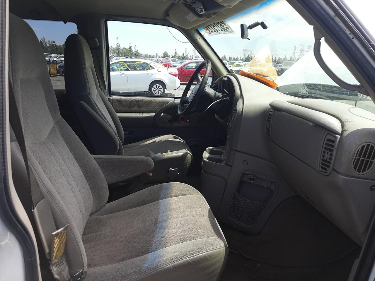Photo 5 from auction – 2000 CHEVROLET ASTRO with VIN 1GNDM19W9YB212938
