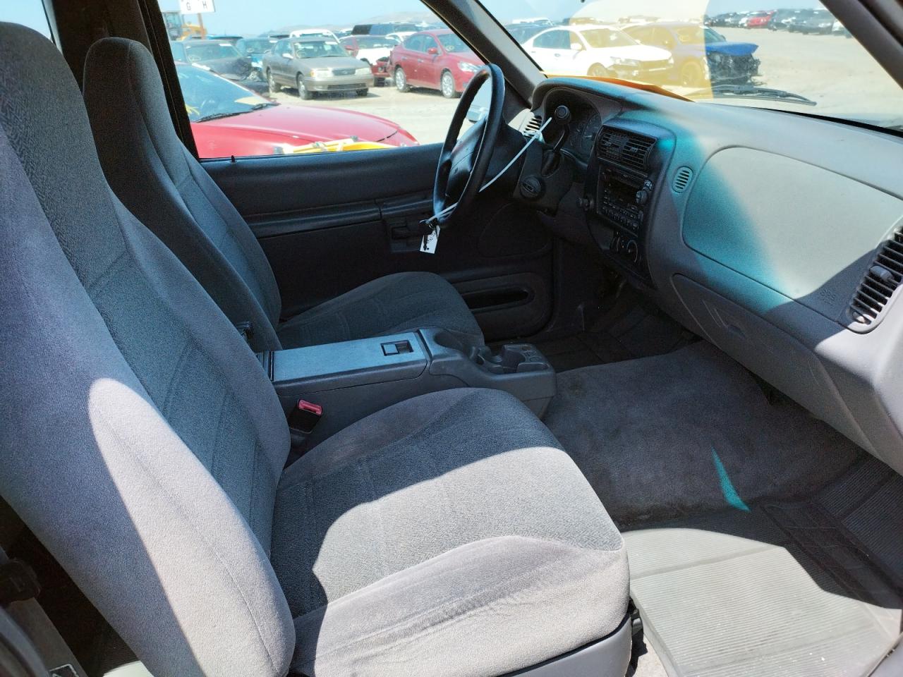 Photo 5 from auction – 2000 FORD EXPLORER S with VIN 1FMYU60E9YUA54676