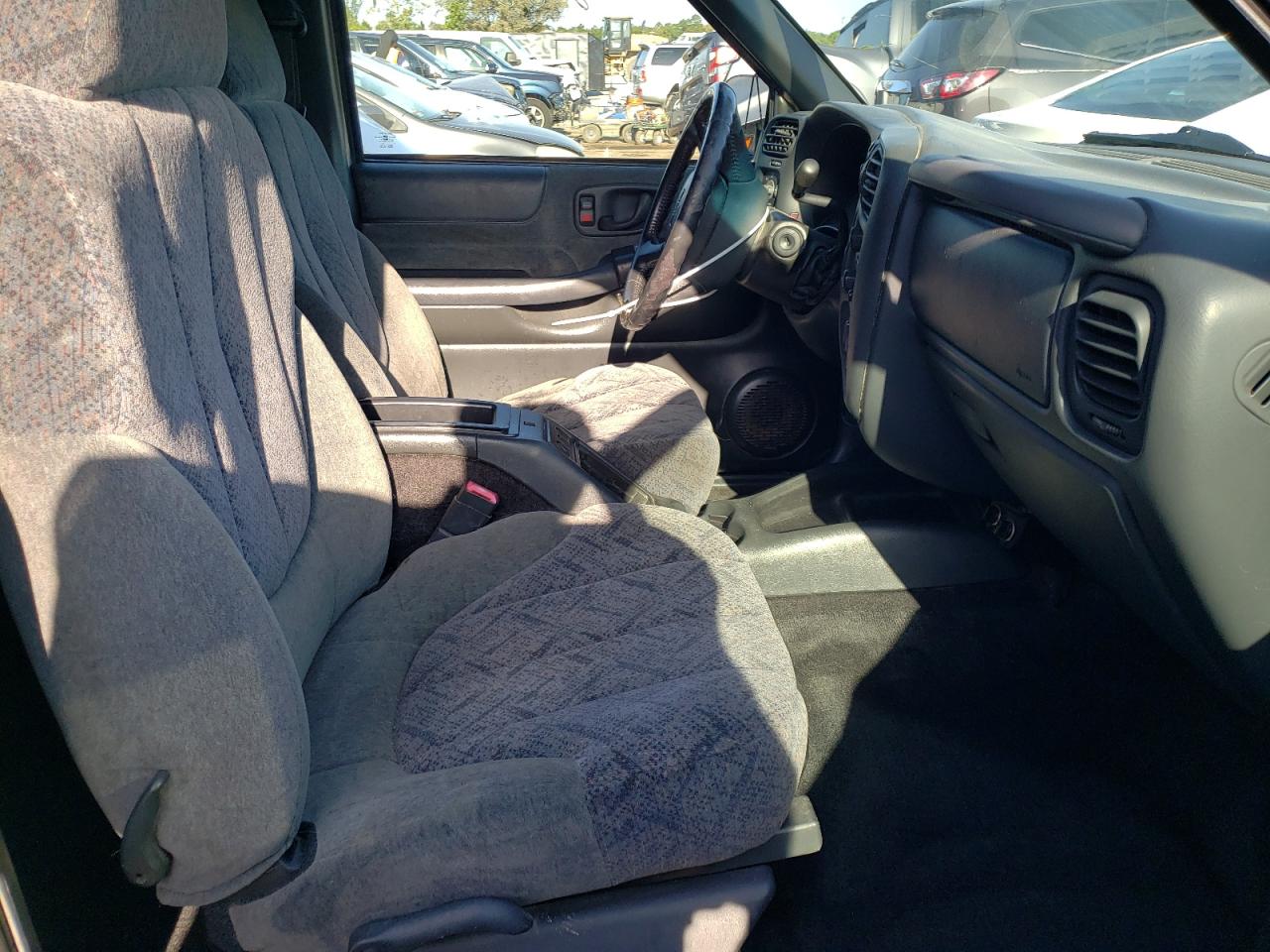 Photo 5 from auction – 2002 GMC SONOMA with VIN 1GTDT19W828207343