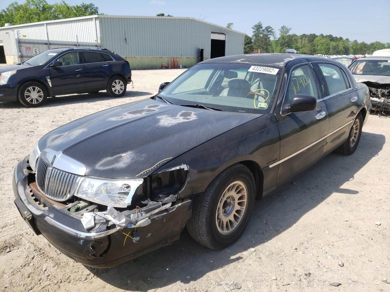 Photo 2 from auction – 2001 LINCOLN TOWN CAR C with VIN 1LNHM85W01Y683576