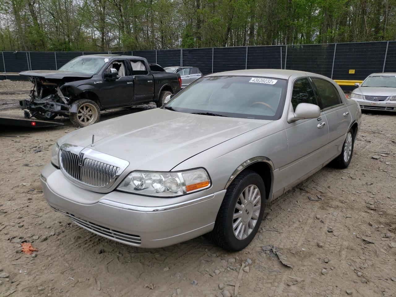 Photo 2 from auction – 2003 LINCOLN TOWN CAR S with VIN 1LNHM82W63Y694802