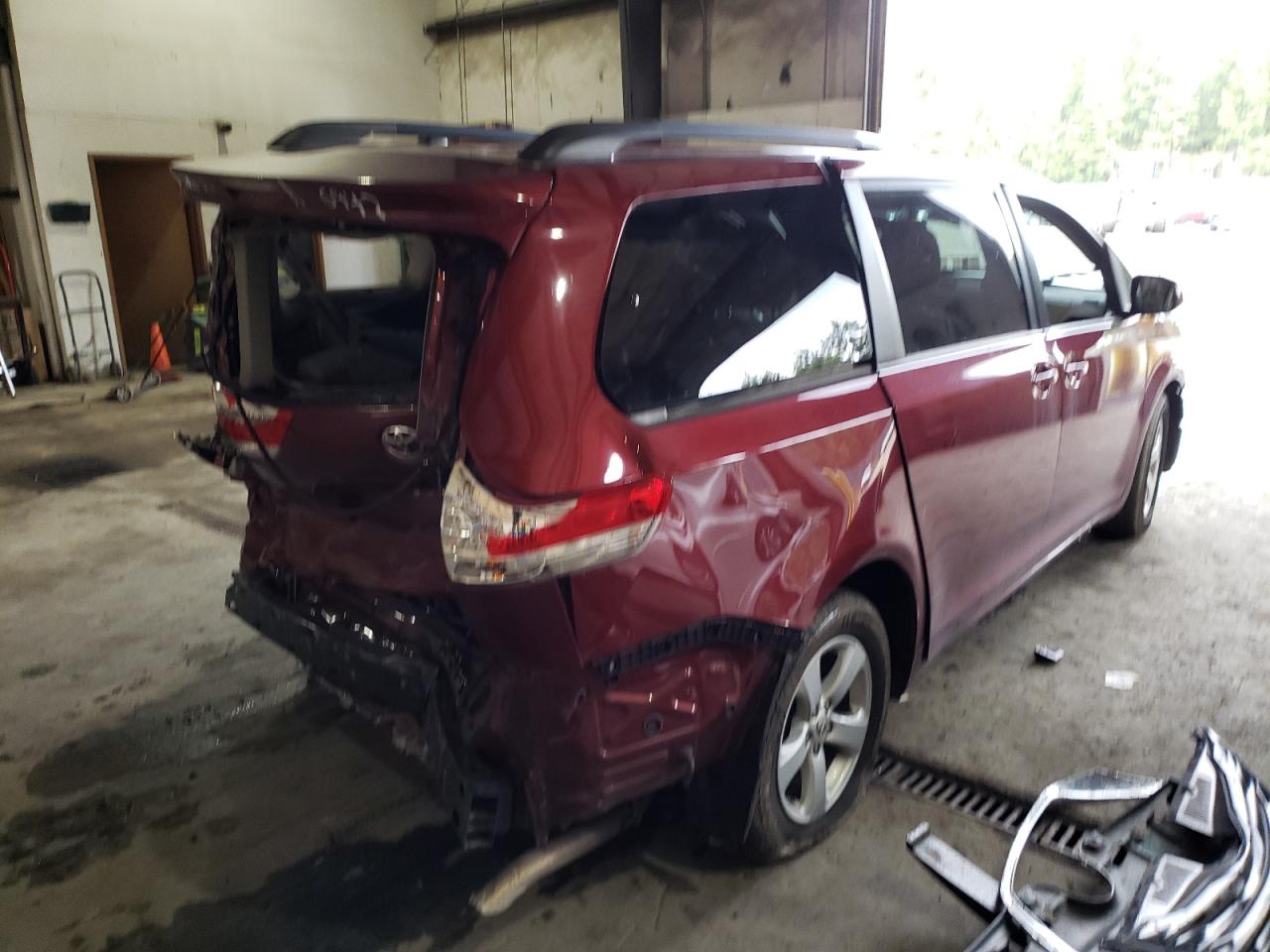 Photo 4 from auction – 2014 TOYOTA SIENNA LE with VIN 5TDKK3DC9ES447729