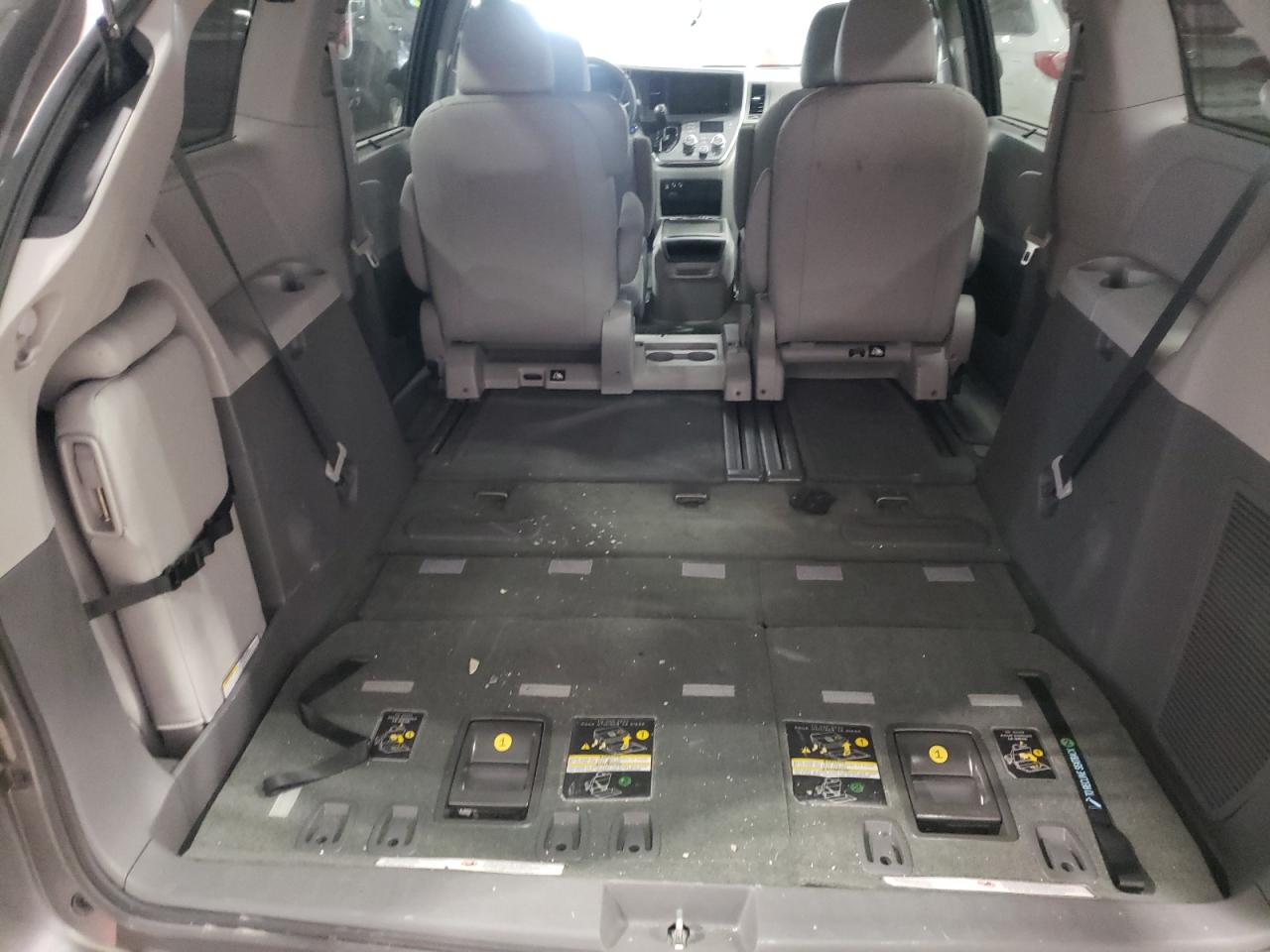 Photo 9 from auction – 2017 TOYOTA SIENNA XLE with VIN 5TDYZ3DCXHS854646