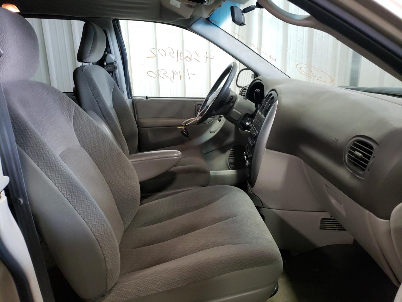 Photo 5 from auction – 2005 CHRYSLER TOWN & COU with VIN 2C4GP54L95R292756