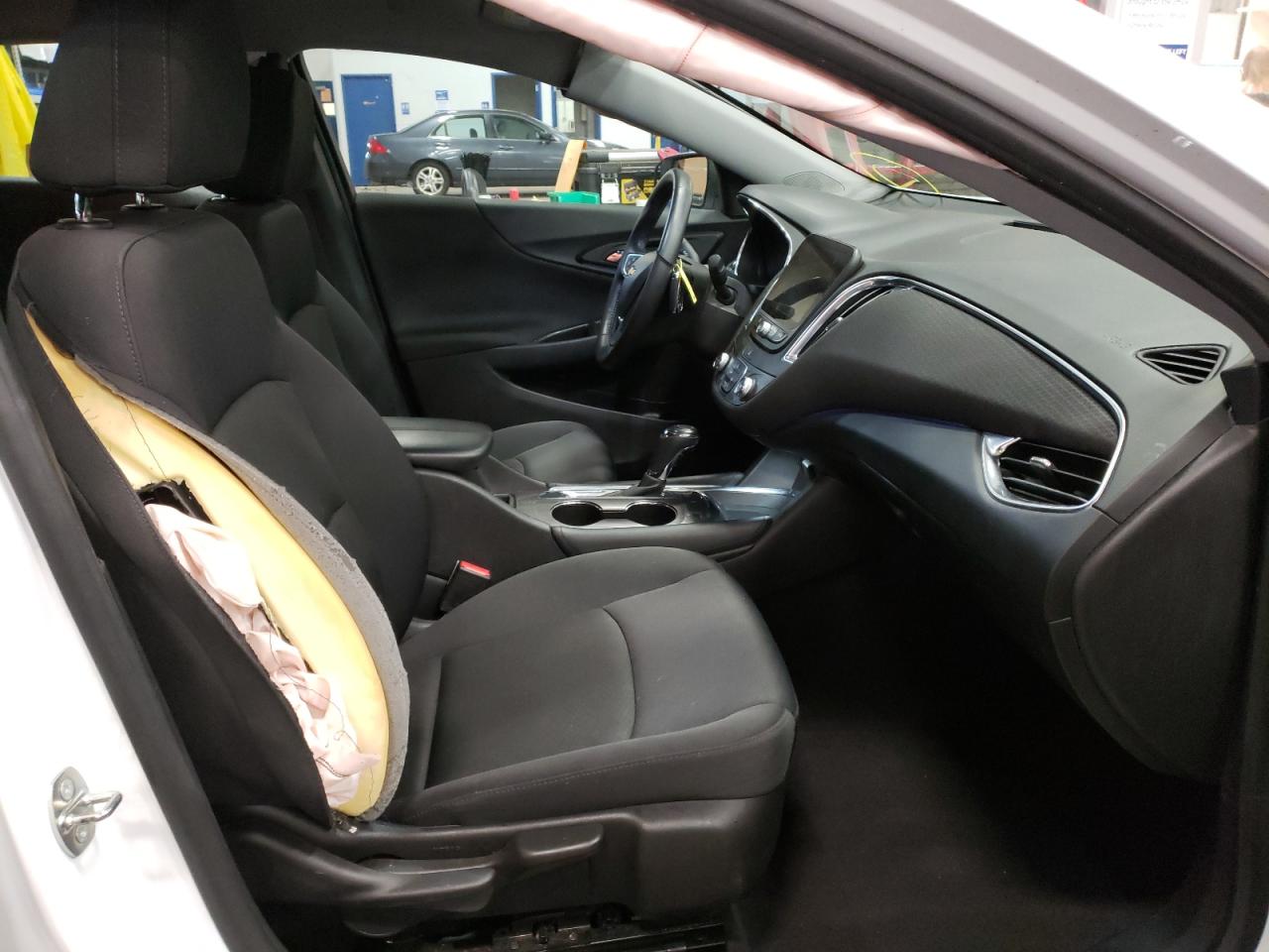 Photo 5 from auction – 2017 CHEVROLET MALIBU LT with VIN 1G1ZE5ST3HF194182