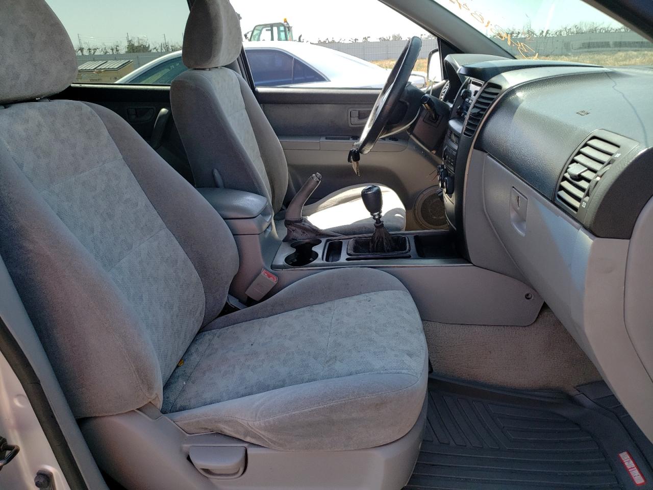Photo 18 from auction – 2005 KIA SORENTO EX with VIN KNDJD733X55400584