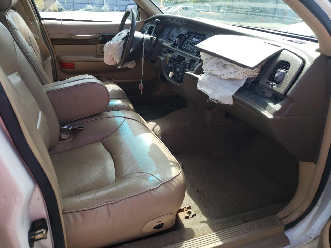 Photo 5 from auction – 1998 MERCURY GRAND MARQ with VIN 2MEFM75W2WX643267