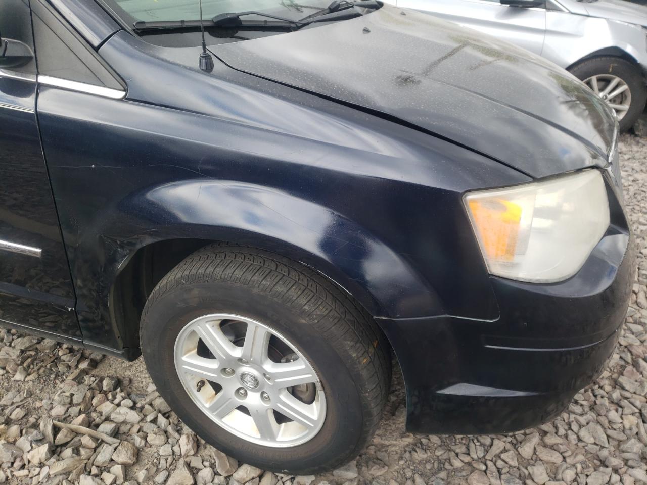 Photo 9 from auction – 2010 CHRYSLER TOWN & COU with VIN 2A4RR8D1XAR481102