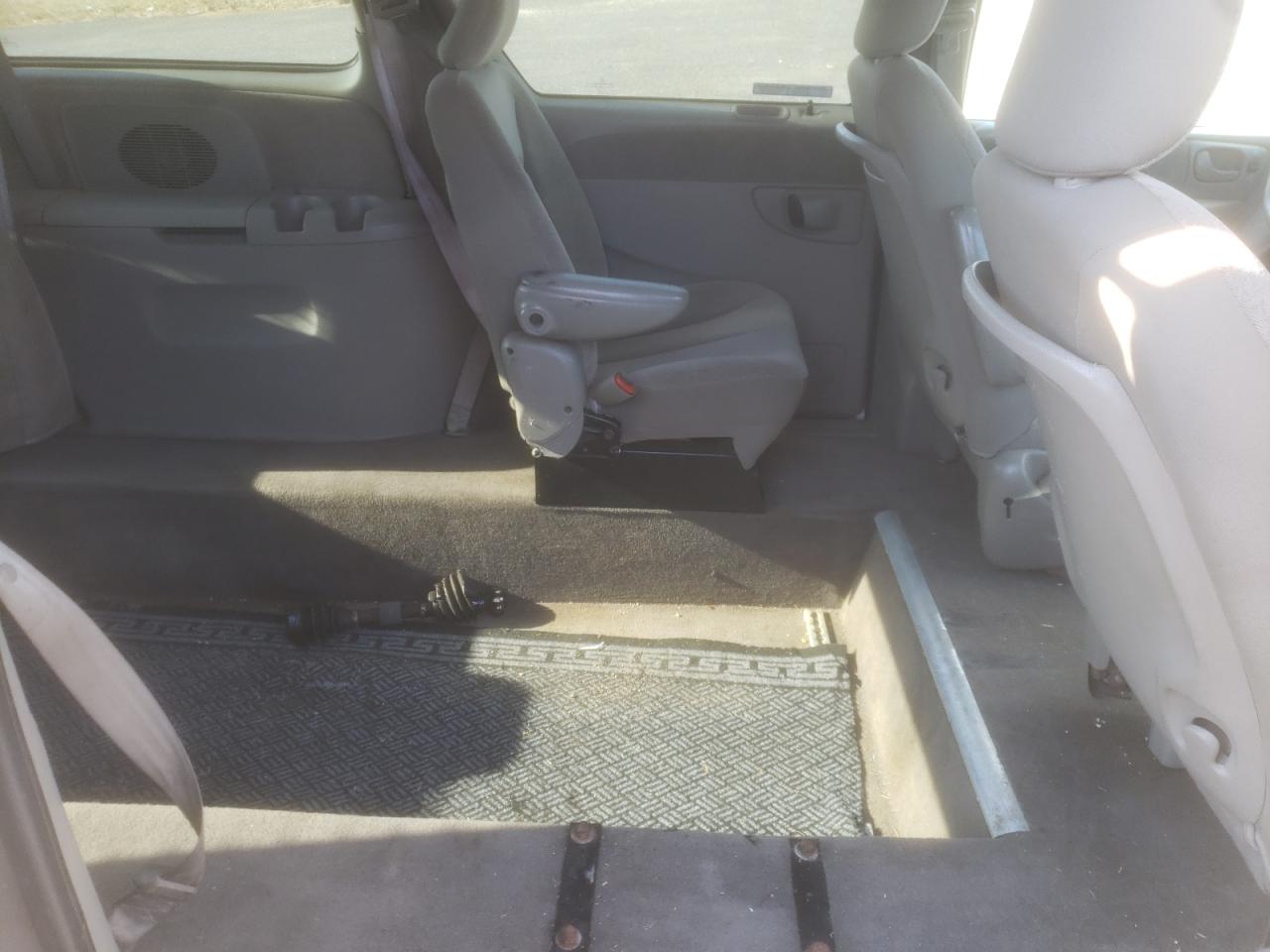 Photo 6 from auction – 2001 DODGE GRAND CARA with VIN 2B8GP44G21R130129
