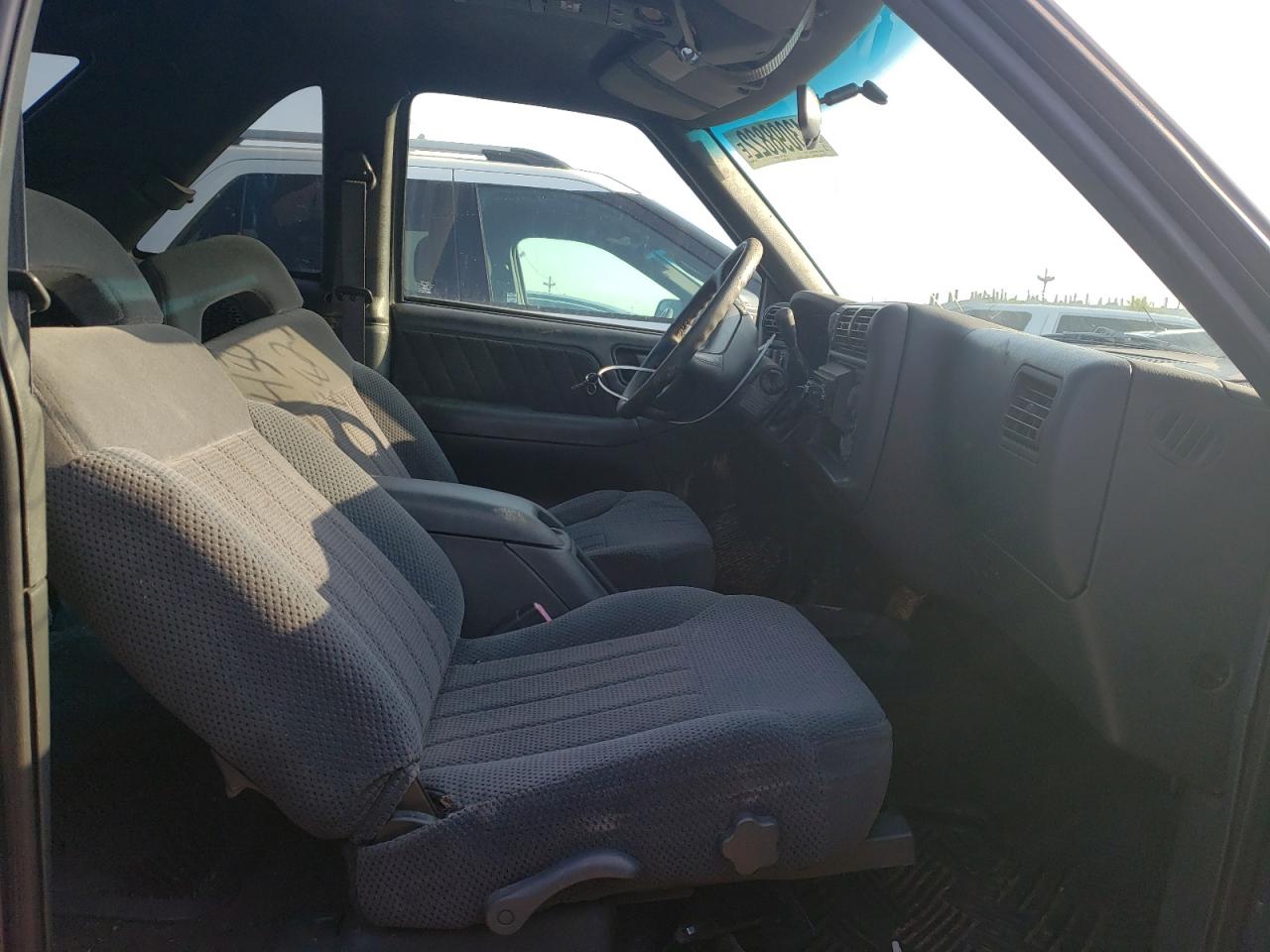 Photo 5 from auction – 1996 CHEVROLET BLAZER with VIN 1GNCT18W2TK216385