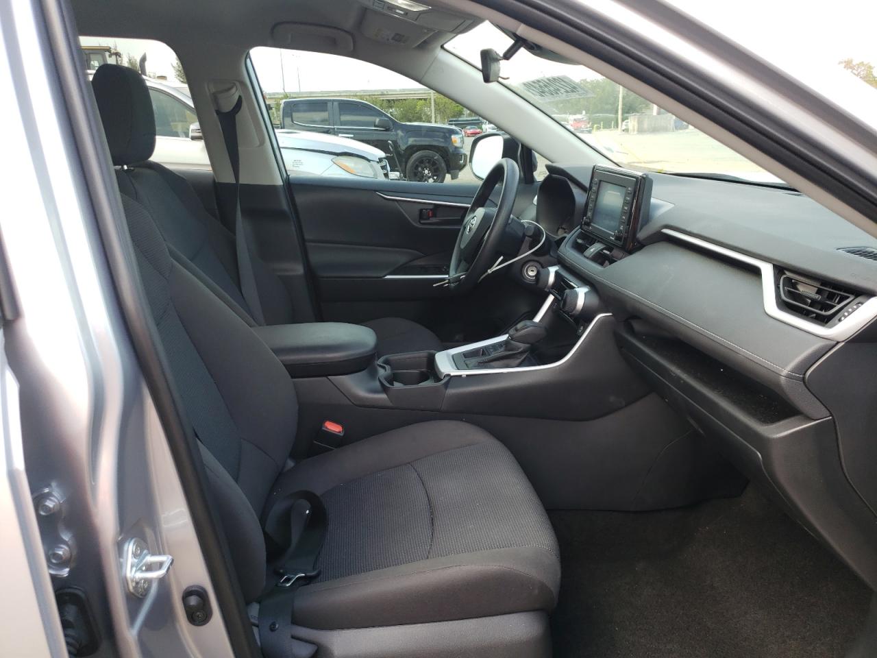 Photo 5 from auction – 2021 TOYOTA RAV4 LE with VIN 2T3F1RFV7MC241734