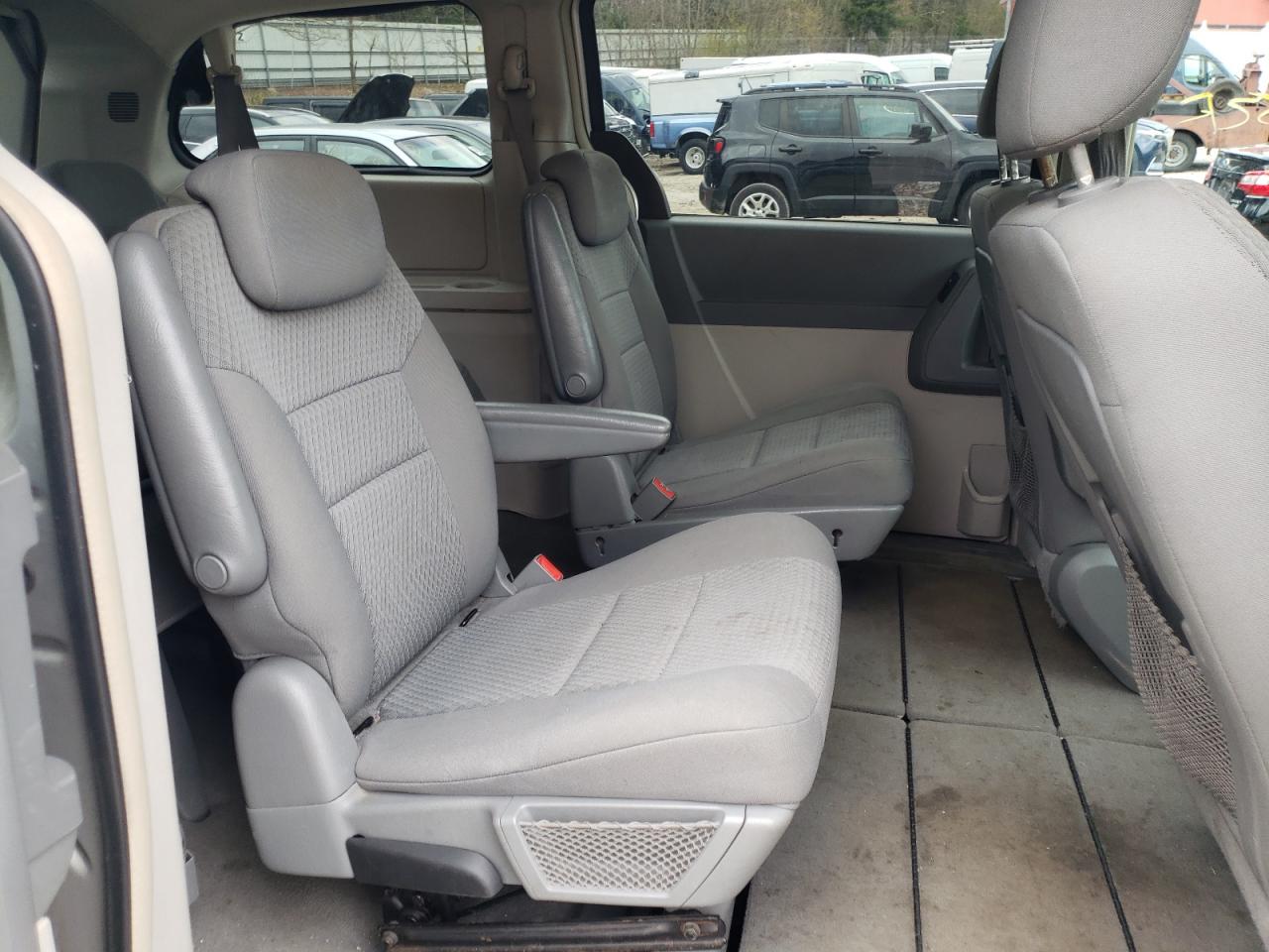 Photo 6 from auction – 2010 CHRYSLER TOWN & COU with VIN 2A4RR5D14AR230509