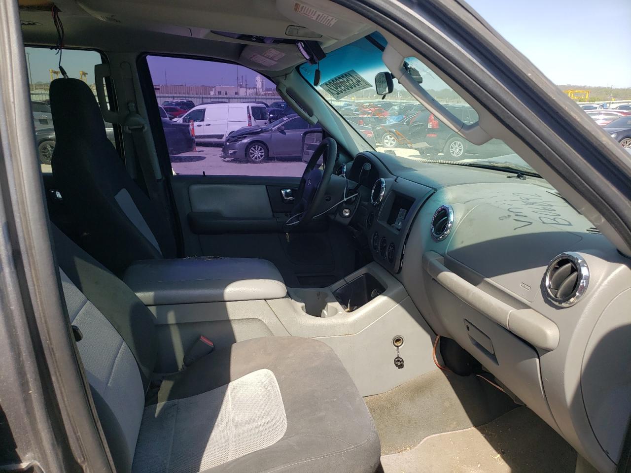 Photo 5 from auction – 2005 FORD EXPEDITION with VIN 1FMPU16535LB06892