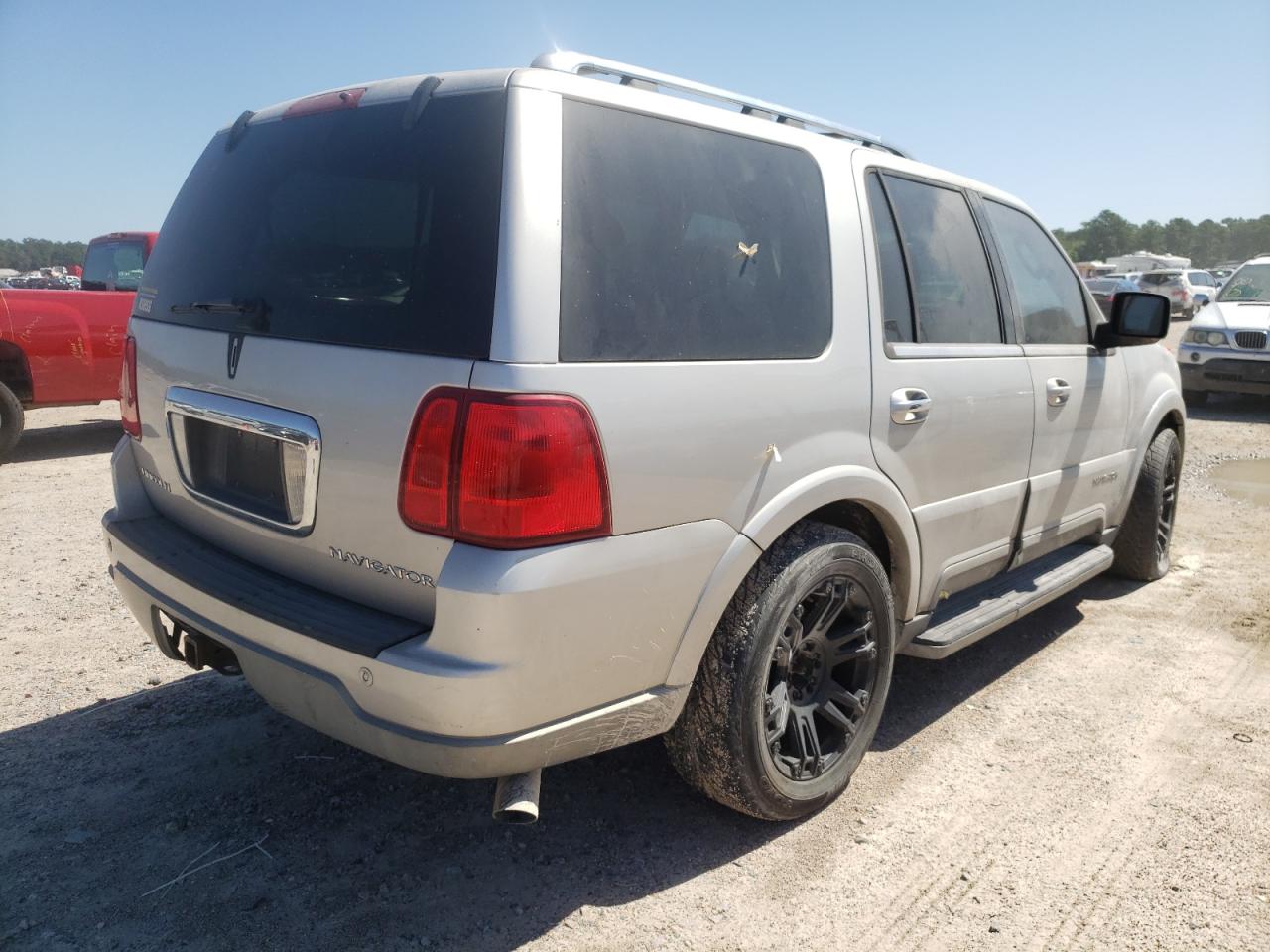 Photo 4 from auction – 2003 LINCOLN NAVIGATOR with VIN 5LMFU28R03LJ17909