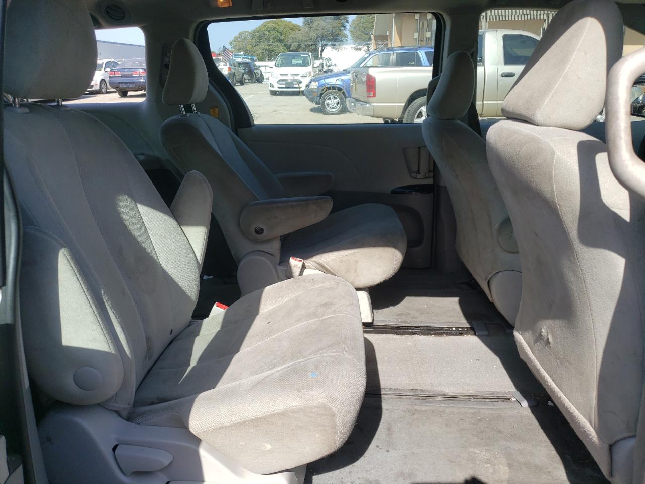Photo 6 from auction – 2013 TOYOTA SIENNA with VIN 5TDZK3DC3DS321329