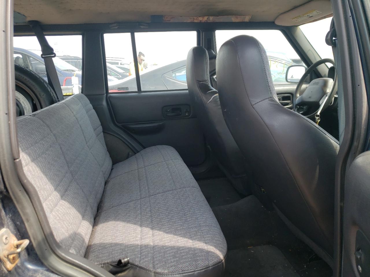 Photo 6 from auction – 2001 JEEP CHEROKEE S with VIN 1J4FF48S21L558240