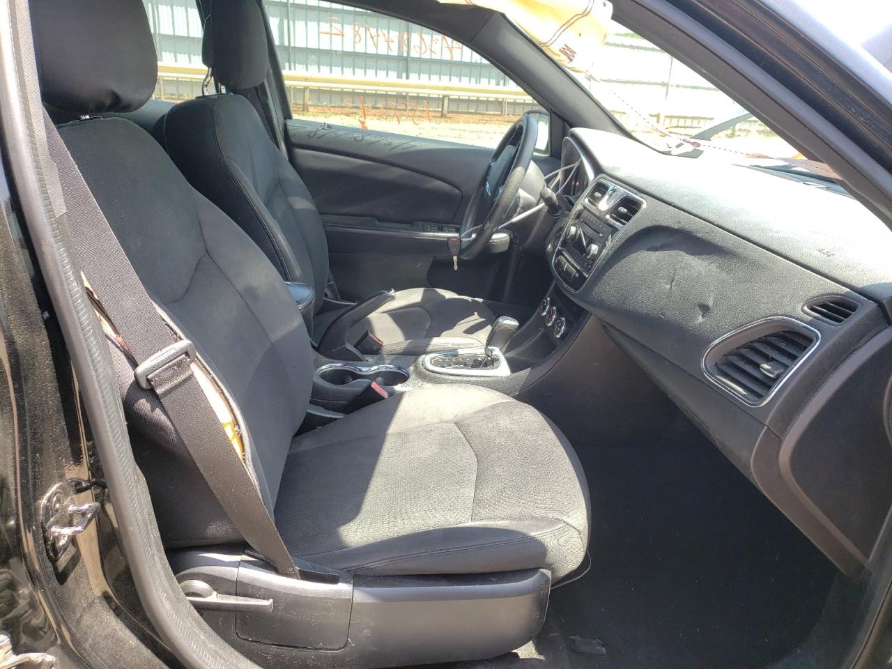 Photo 5 from auction – 2014 CHRYSLER 200 LX with VIN 1C3CCBAB6EN213811