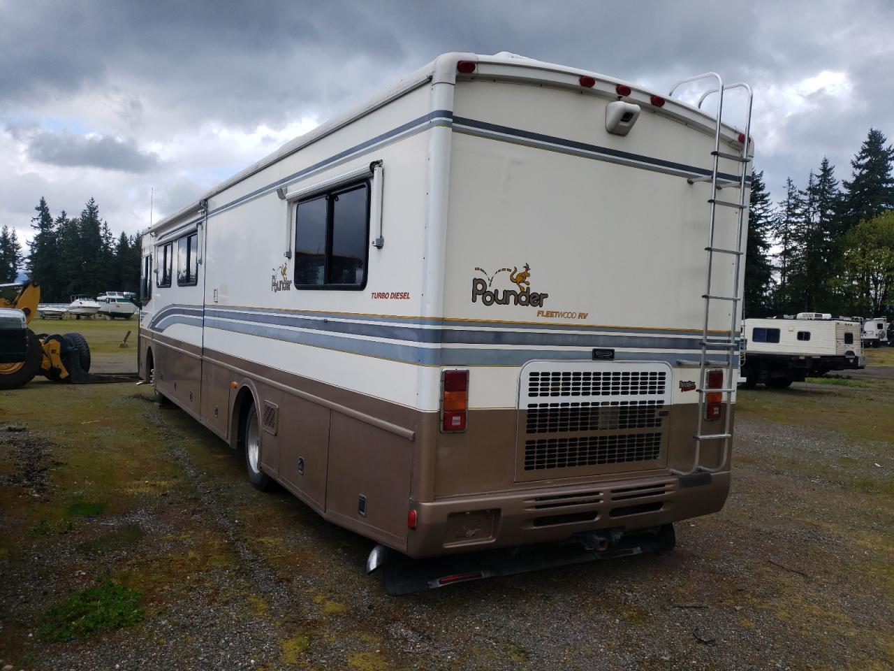 Photo 3 from auction – 2000 BNDR MOTORHOME with VIN 4UZ6XFBC7YCG22734