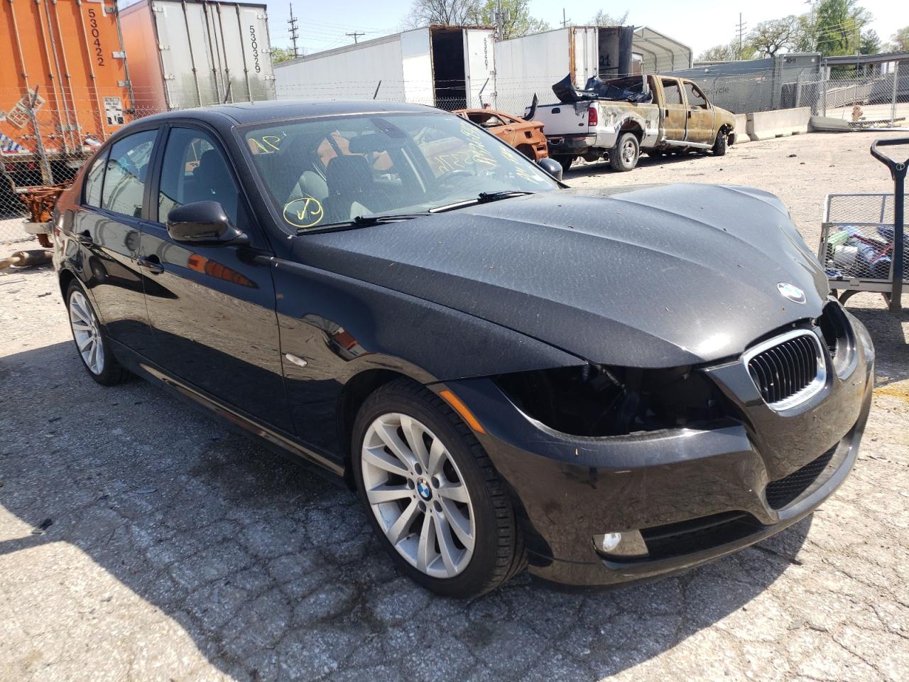 BMW 328 I 2011 مع رقم تعريف المركبة WBAPH7G59BNM54963 - صورة من المزاد