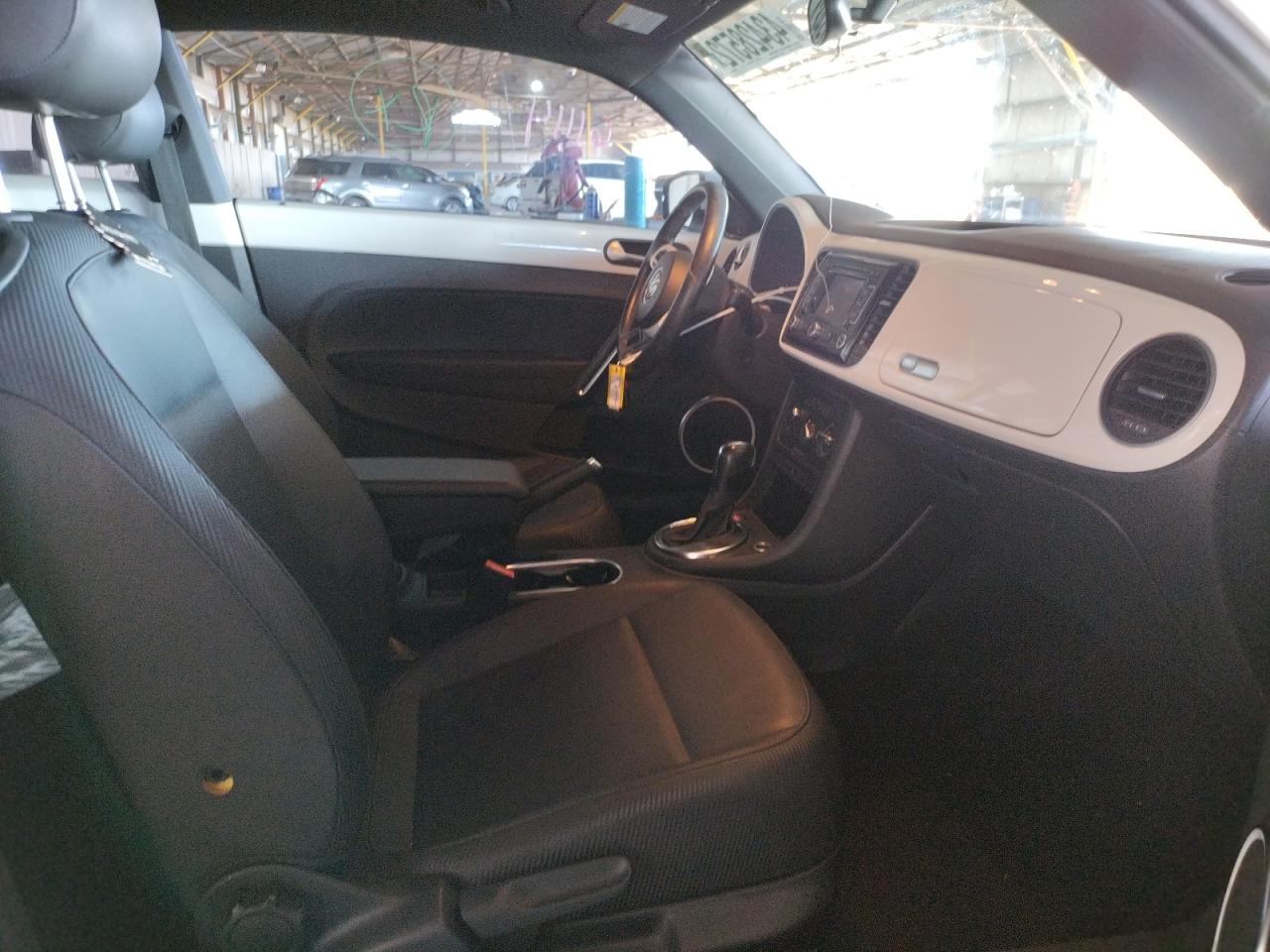 Photo 5 from auction – 2012 VOLKSWAGEN BEETLE with VIN 3VWJP7AT3CM652921