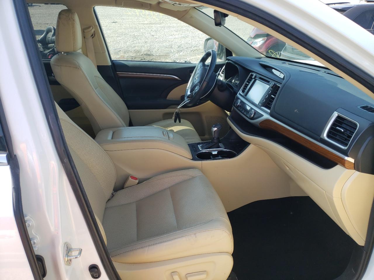 Photo 5 from auction – 2018 TOYOTA HIGHLANDER with VIN 5TDDZRFH3JS810424