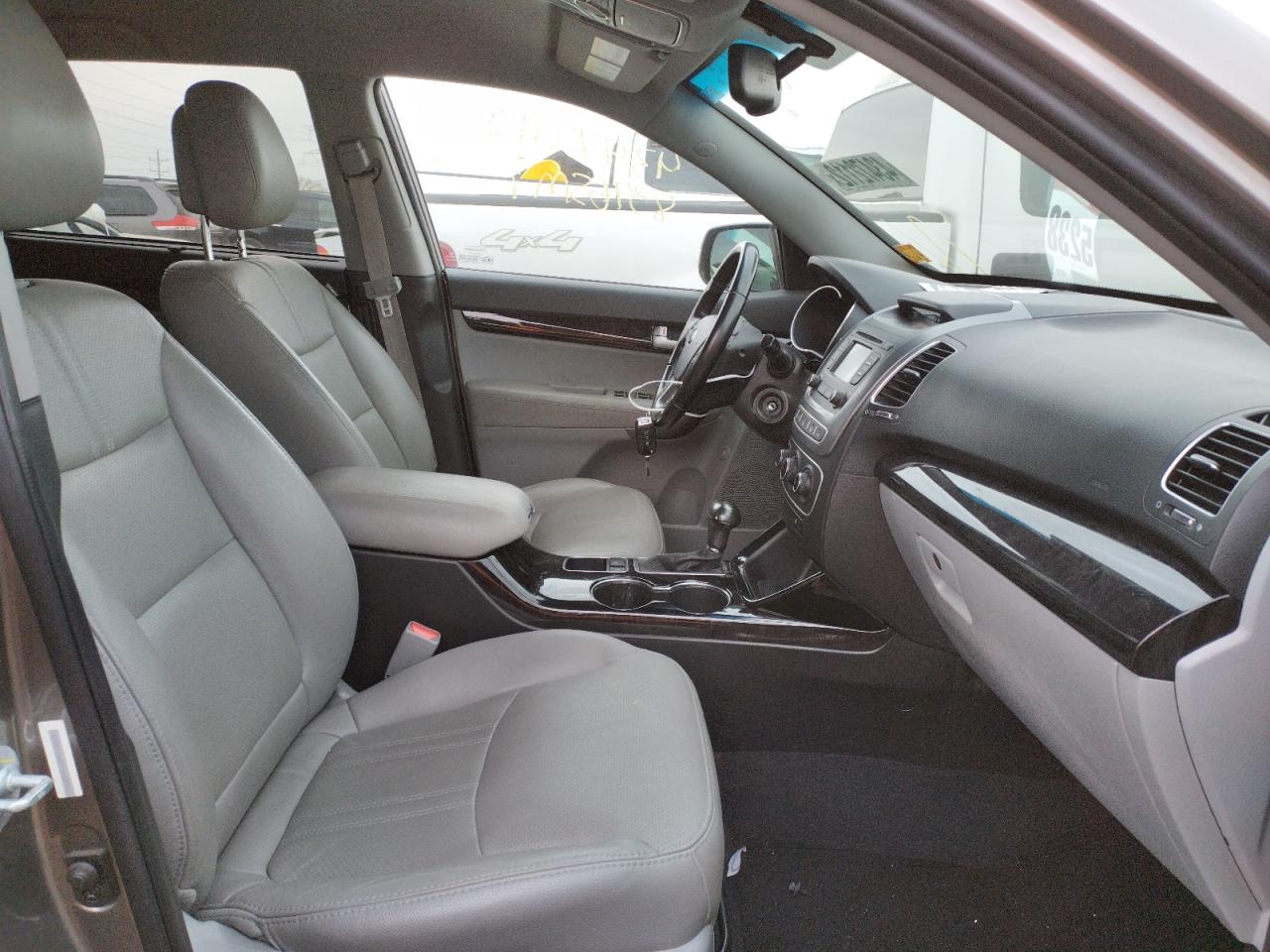 Photo 5 from auction – 2015 KIA SORENTO LX with VIN 5XYKTCA65FG653446