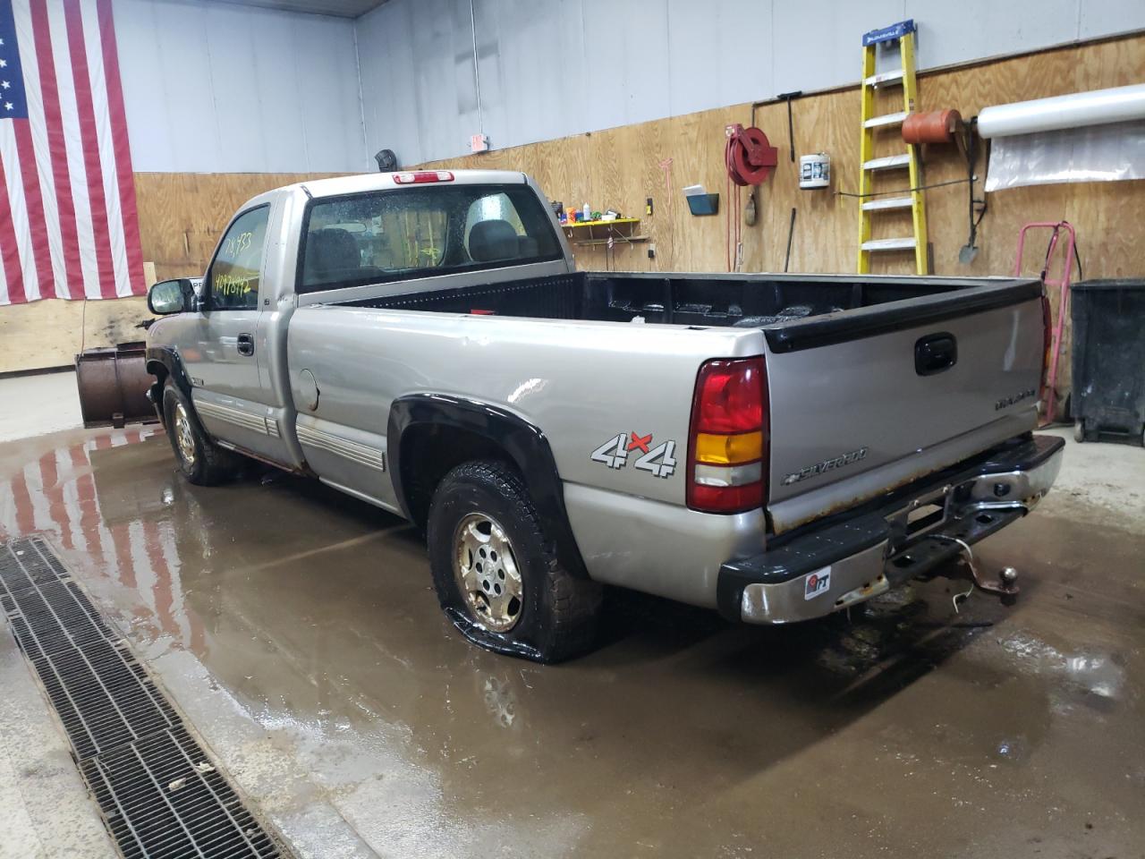 Photo 3 from auction – 2000 CHEVROLET SILVERADO with VIN 1GCEK14V6YZ108030