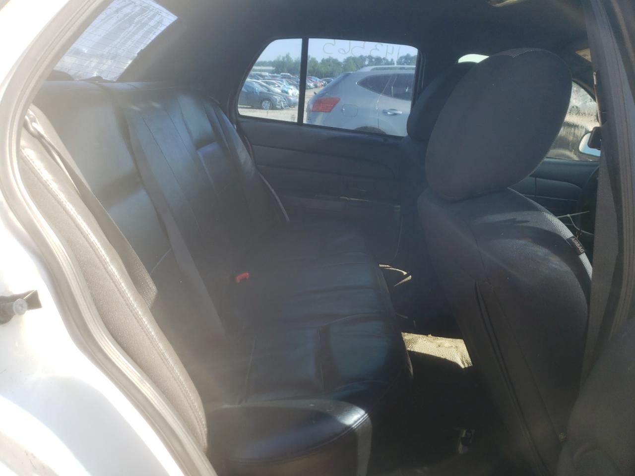 Photo 6 from auction – 2011 FORD CROWN VICT with VIN 2FABP7BV3BX118916