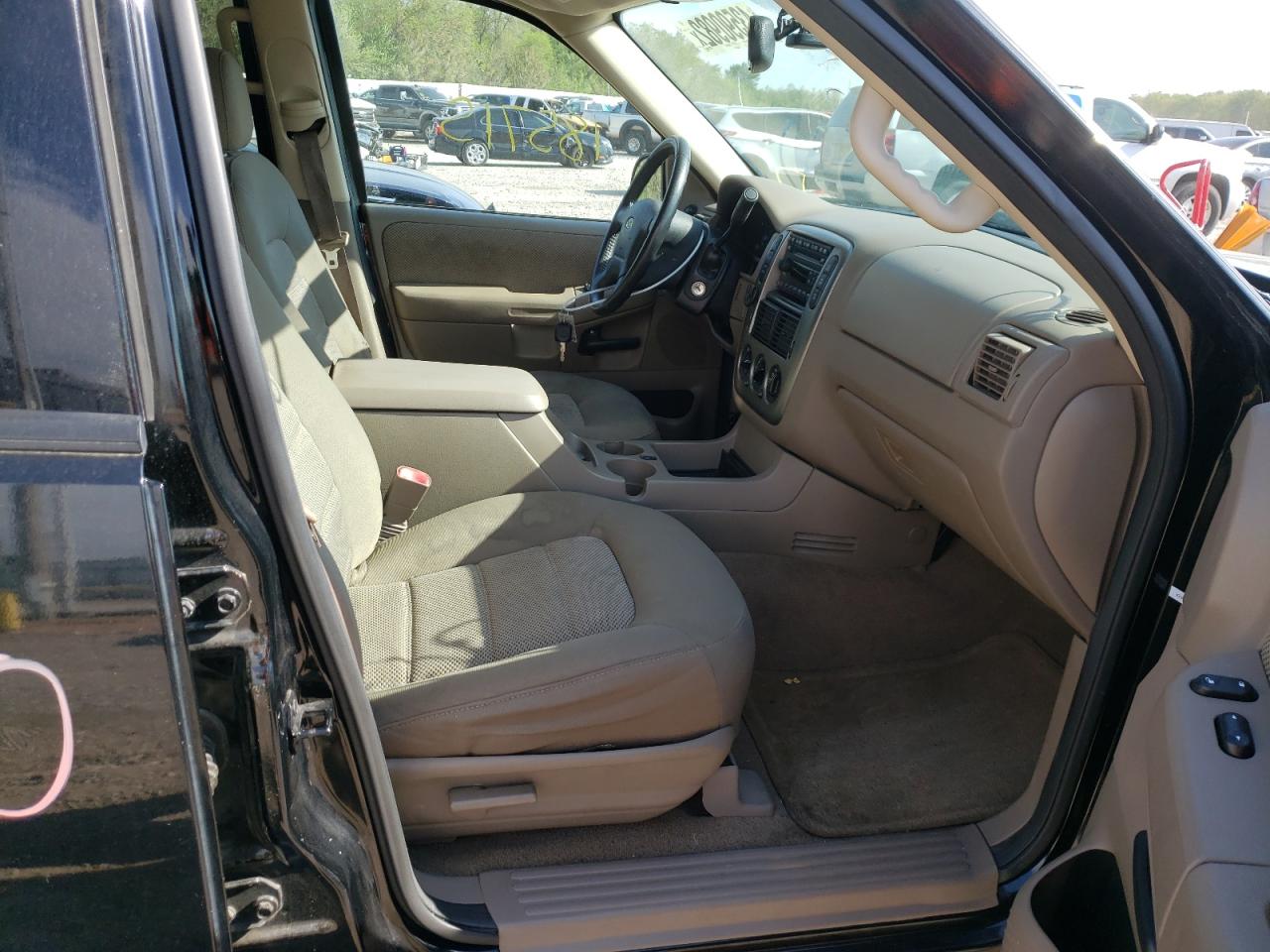 Photo 5 from auction – 2005 FORD EXPLORER X with VIN 1FMZU73K55UB75261