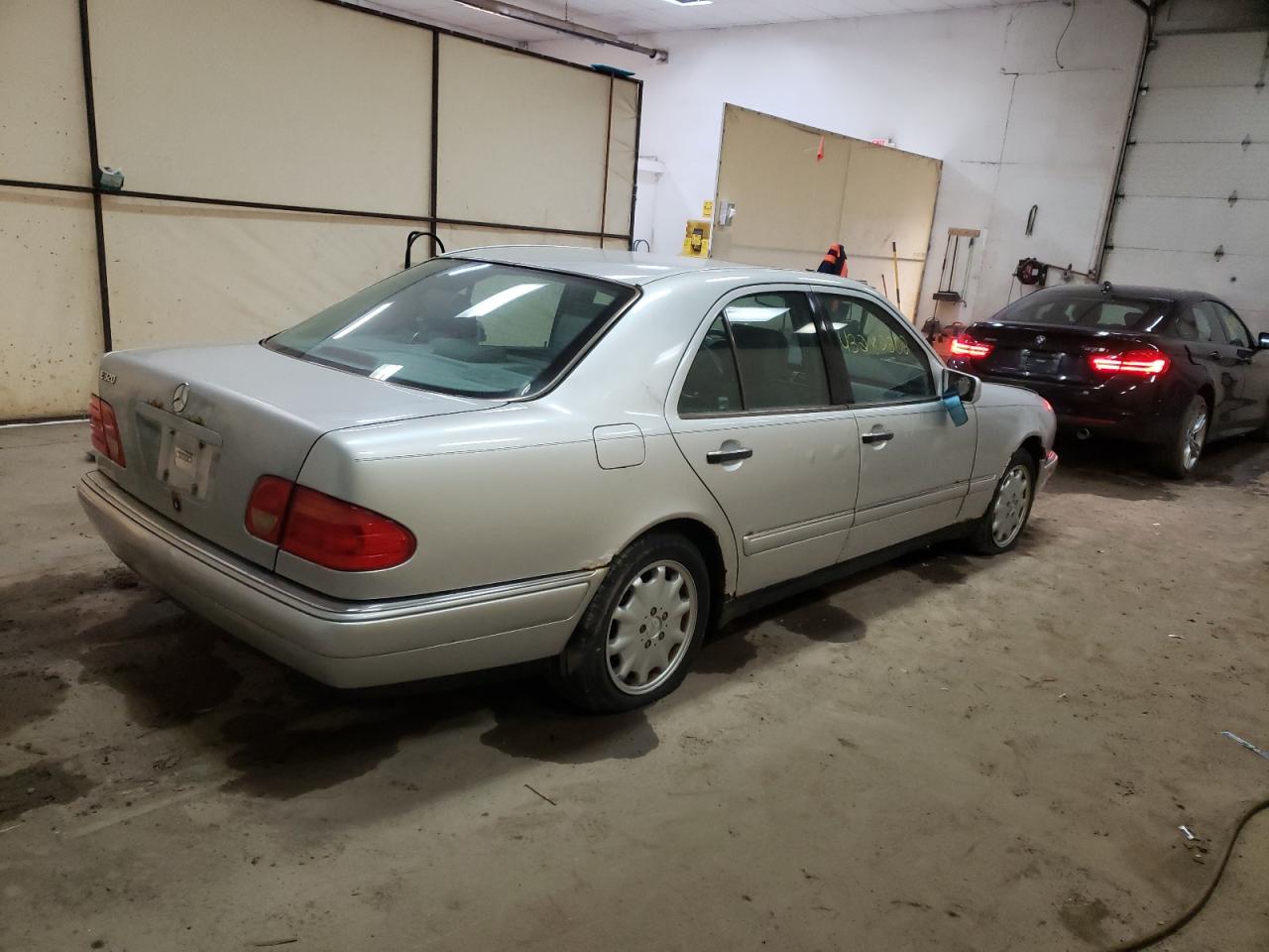 Photo 4 from auction – 1999 MERCEDES-BENZ E 320 with VIN WDBJF65H9XA777641