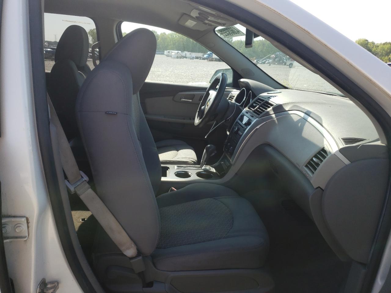 Photo 5 from auction – 2011 CHEVROLET TRAVERSE L with VIN 1GNKRGED0BJ176652