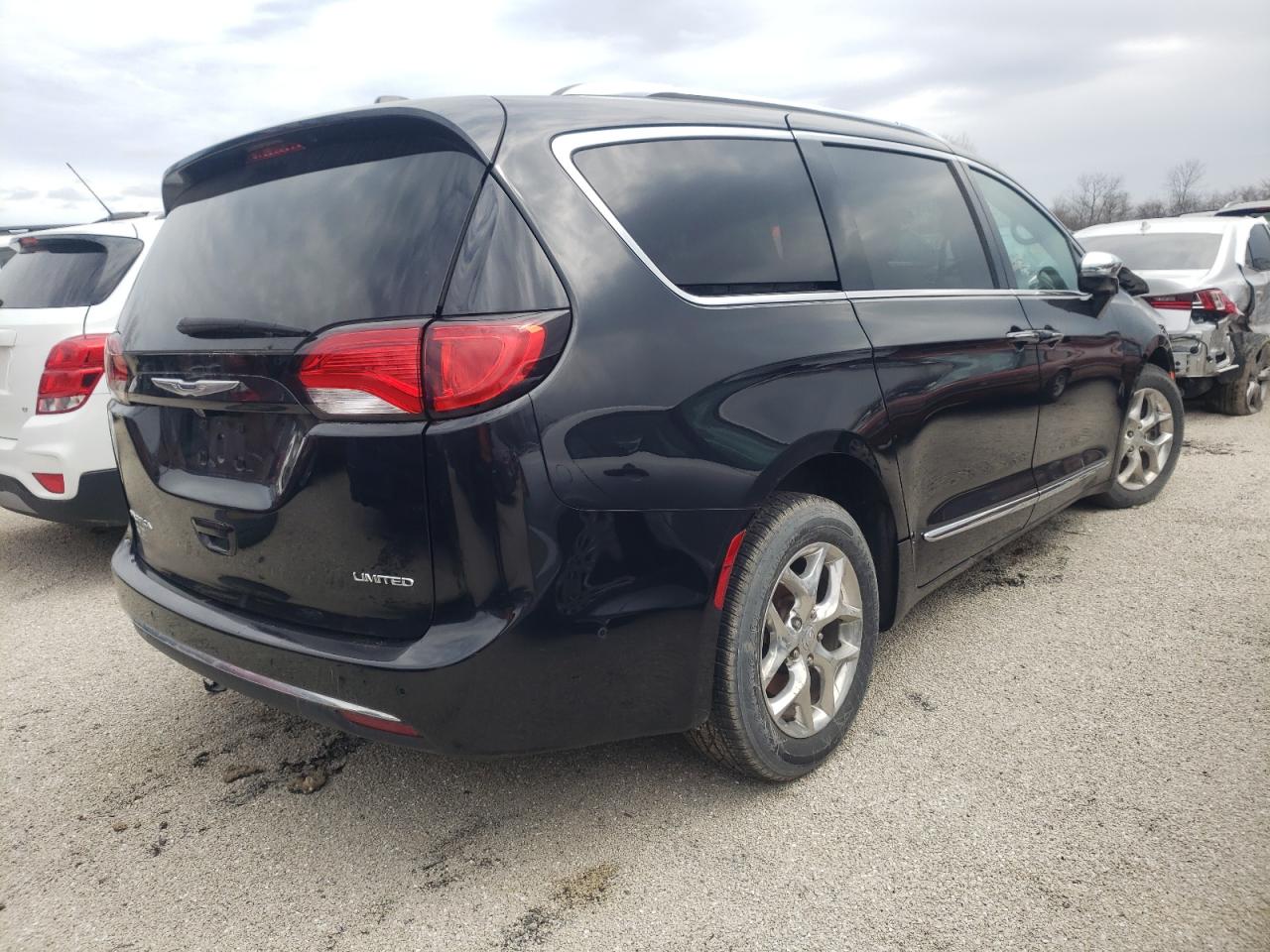 Photo 4 from auction – 2017 CHRYSLER PACIFICA L with VIN 2C4RC1GG3HR603386