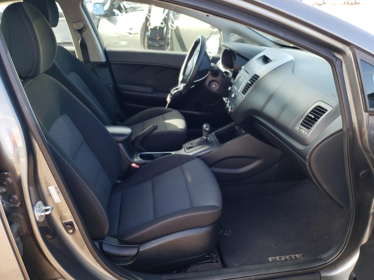 Photo 5 from auction – 2016 KIA FORTE LX with VIN KNAFX4A6XG5537646